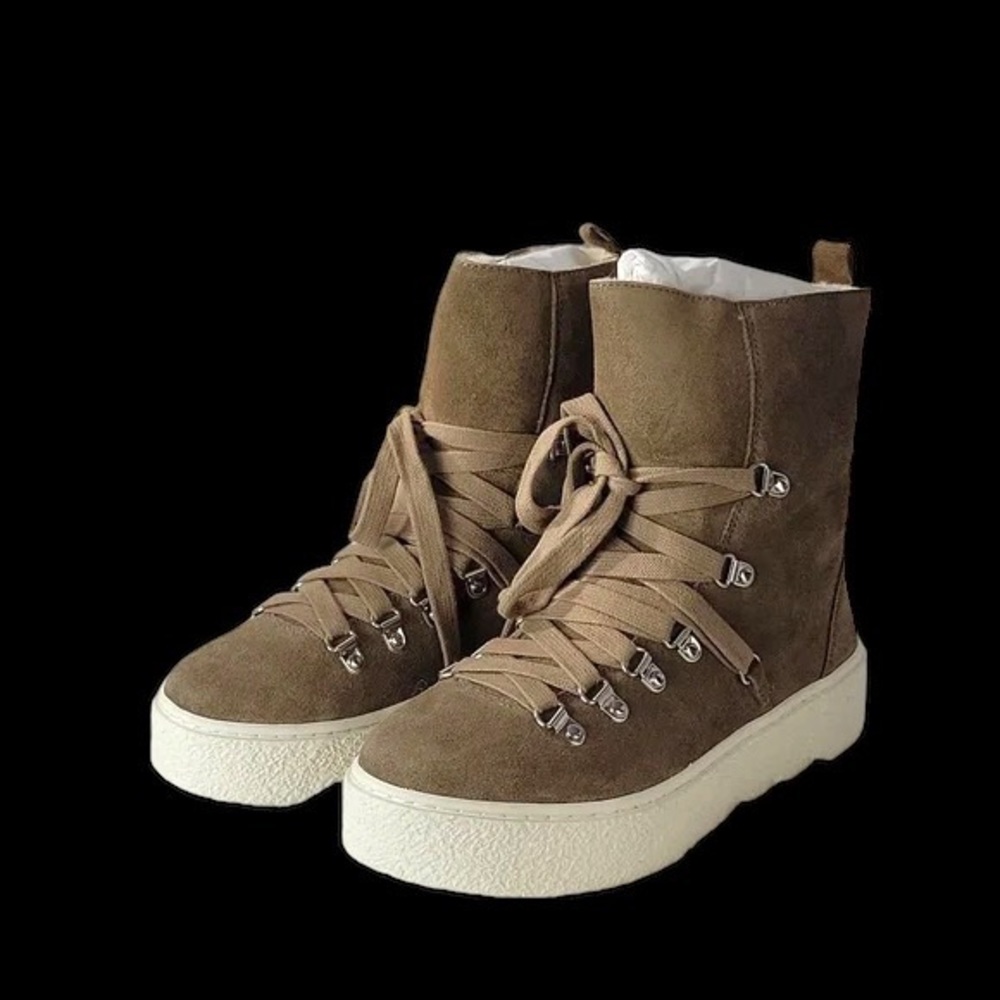 J/Slides NWOT Women’s Bolt Platform Ankle Sneaker
Size 9 Taupe color!